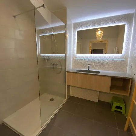 De 64m² Avec Balcon Et Garage à - Fr-1-693-33 Appartement